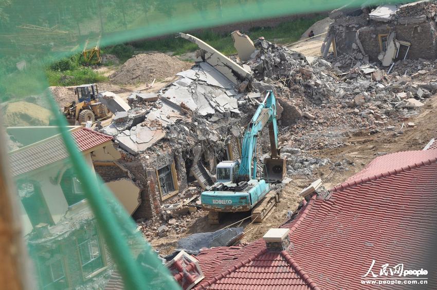 2013年8月18日，在黃河南岸鄭州市惠濟(jì)區(qū)花園口鎮(zhèn)申莊村，違規(guī)修建的別墅正在被拆除。張濤/東方IC