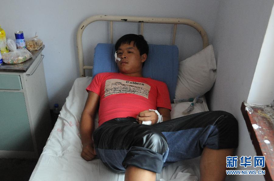 　8月20日，一名傷者在醫(yī)院接受救治。