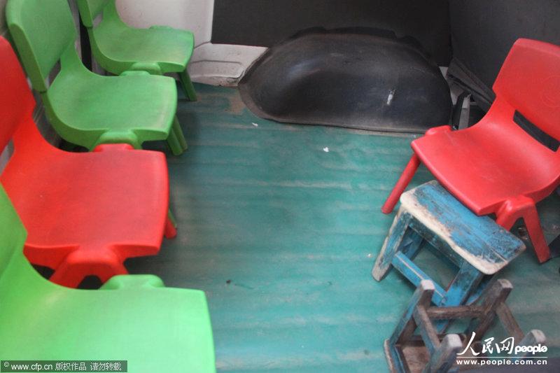 河南一面包車(chē)當(dāng)校車(chē)嚴(yán)重超載 6座擠著28個(gè)孩子 河南一面包車(chē)當(dāng)校車(chē)嚴(yán)重超載 6座擠著28個(gè)孩子