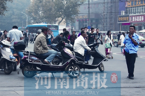 　火車站廣場(chǎng)北側(cè)，幾輛摩的正在等客