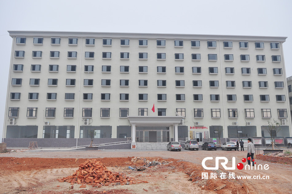 2013年10月21日，長(zhǎng)沙云蓋村欠債千萬新建的豪華村部樓。