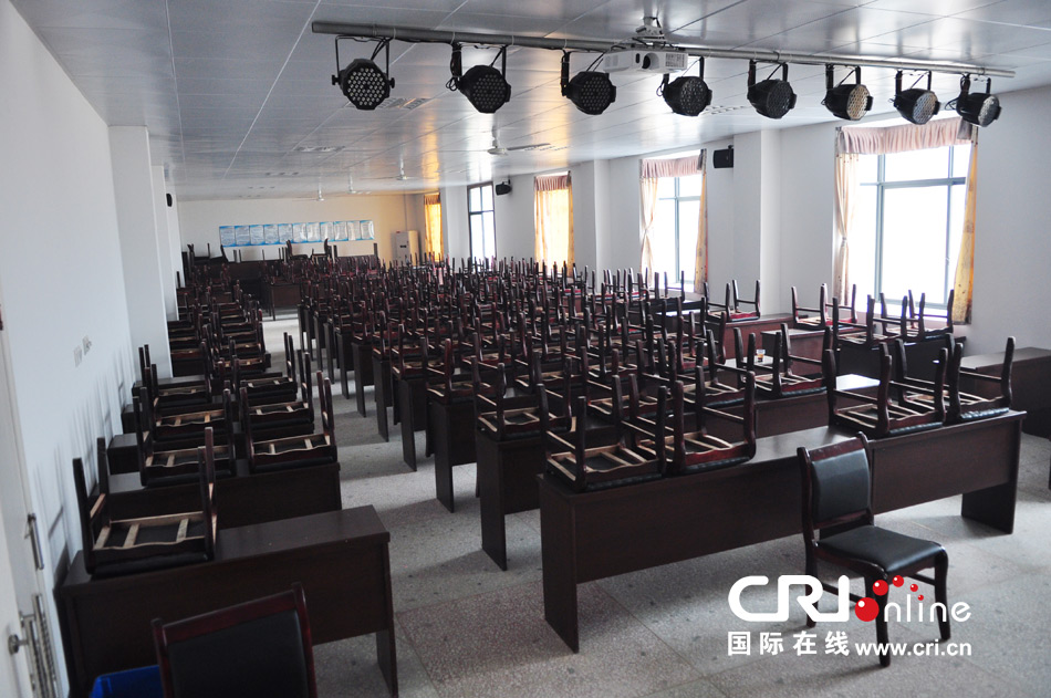 2013年10月21日，長(zhǎng)沙云蓋村欠債千萬新建的豪華村部樓。