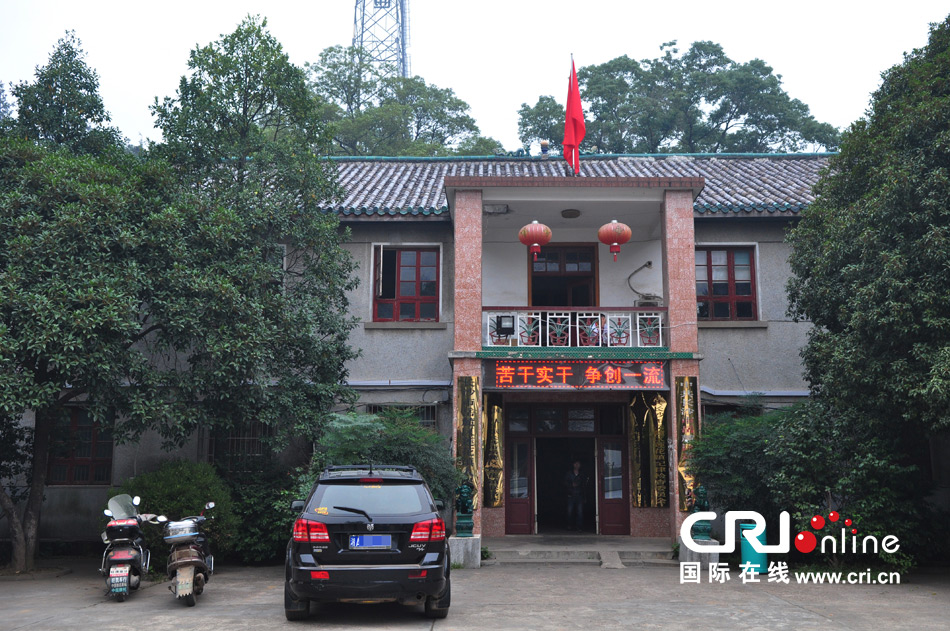 　2013年10月21日，這是蓮花鎮(zhèn)人民政府的辦公樓，和蓮花鎮(zhèn)云蓋村的辦公樓相比，寒酸不少。