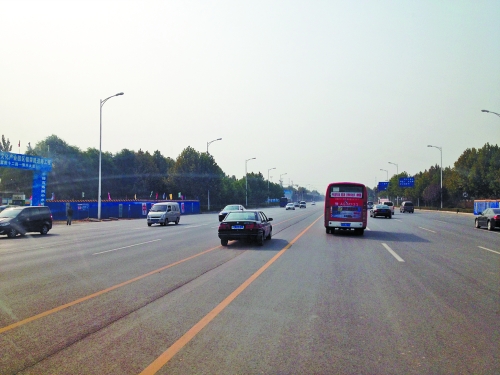 鄭開大道上隨處可見車輛駛?cè)腚p黃線超車,很危險。