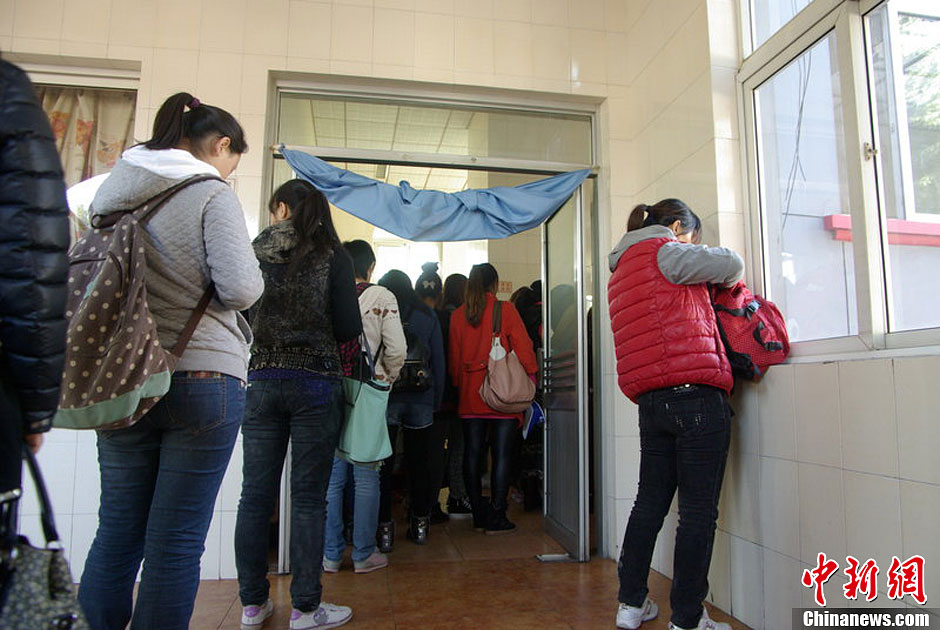 　10月26日上午10點多，北京香山路賞紅客摩肩接踵