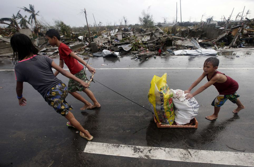菲強(qiáng)臺(tái)風(fēng)致萬(wàn)人遇難 食物短缺現(xiàn)哄搶 菲強(qiáng)臺(tái)風(fēng)致萬(wàn)人遇難 食物短缺現(xiàn)哄搶