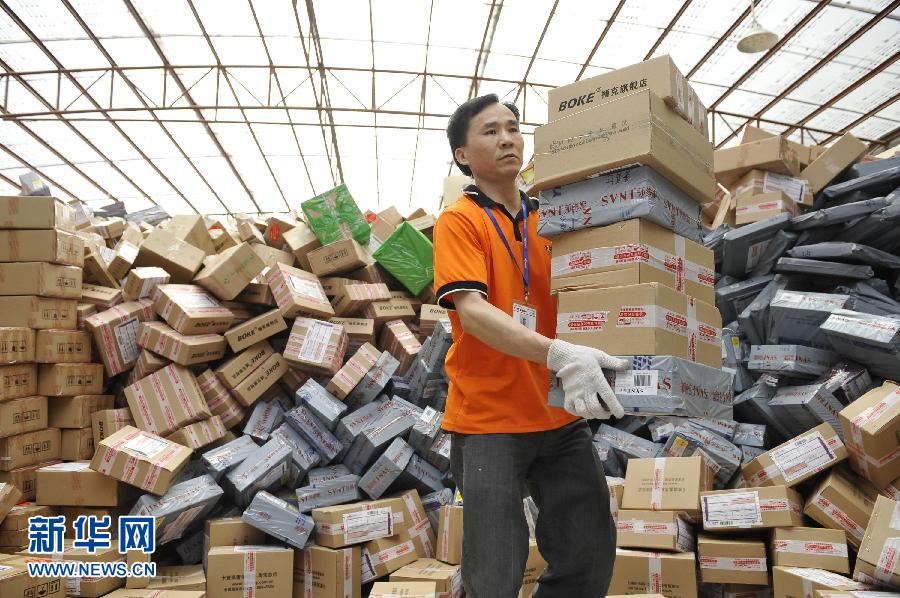 　11月11日，在圓通公司廣州一處分揀站，工作人員加緊處理堆積如山的快件。