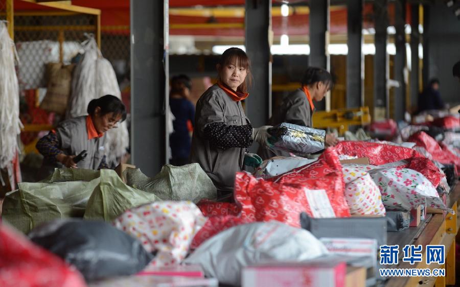 11月11日，一家快遞公司的工作人員正在分揀快件。