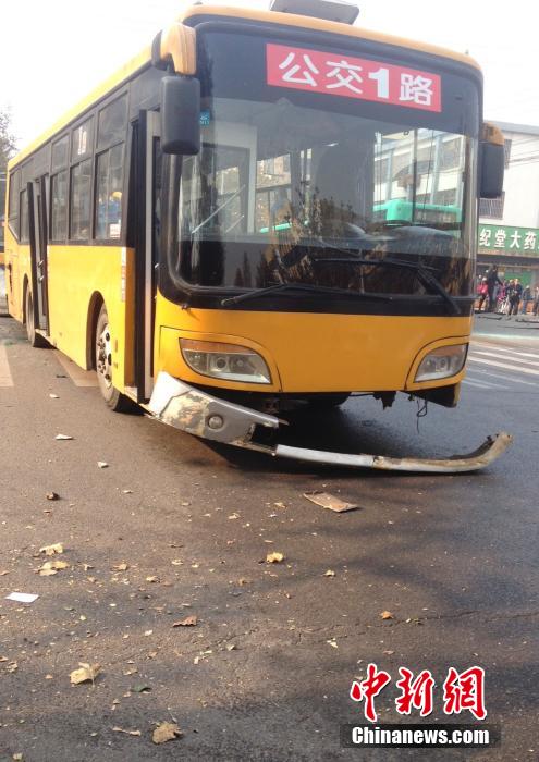 中石化黃濰輸油管線破裂起火原油泄漏致多人死亡 中石化黃濰輸油管線破裂起火原油泄漏致多人死亡