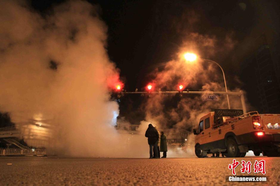 北京東單路口一地下熱力管道發(fā)生漏水事故 北京東單路口一地下熱力管道發(fā)生漏水事故