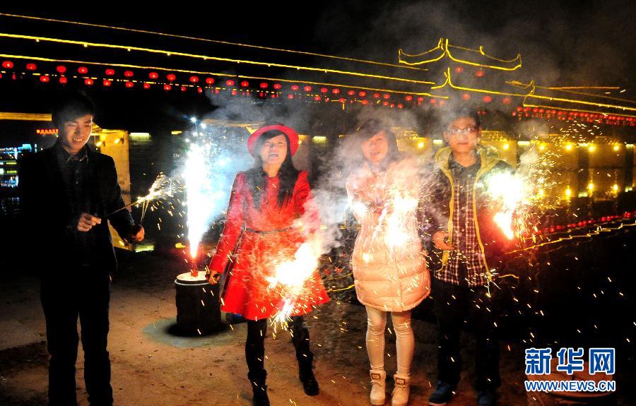 1月30日，浙江金華武義市民在燃放煙花，喜迎馬年春節(jié)。