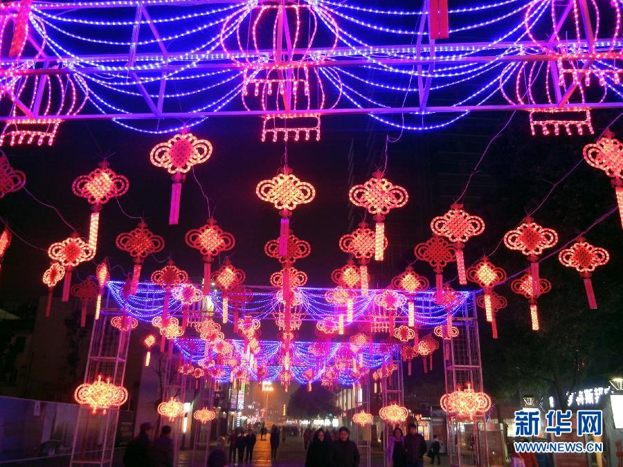 　1月30日，市民走在由中國結(jié)霓虹燈裝扮的蘇州街頭。