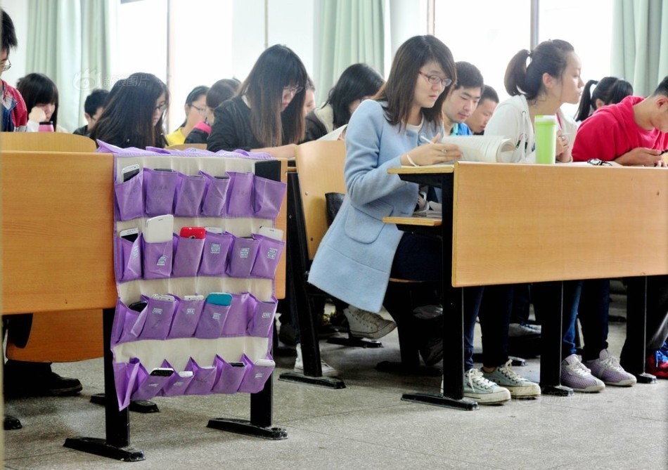 河南洛陽(yáng)一大學(xué)學(xué)生課前自覺(jué)上交手機(jī)