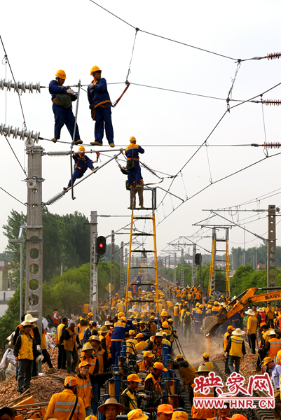 時間緊工程量大，工人們都加緊施工