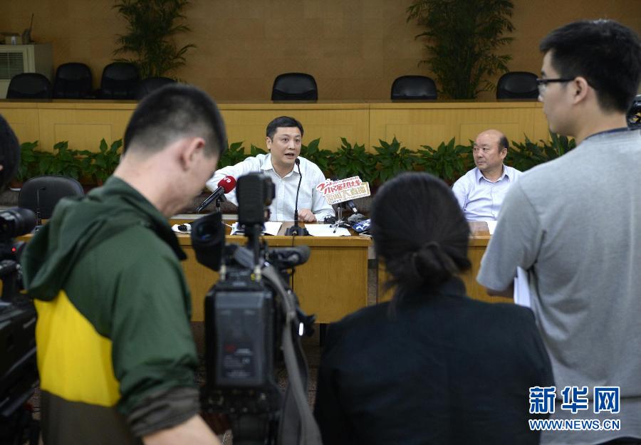  5月18日，杭州市環(huán)保局長(zhǎng)胡偉（左）在發(fā)布會(huì)上回答記者提問(wèn)。