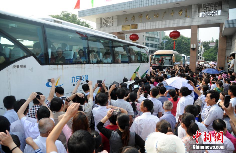 安徽毛坦廠中學(xué)考生趕考 萬余民眾“十里相送” 安徽毛坦廠中學(xué)考生趕考 萬余民眾“十里相送”