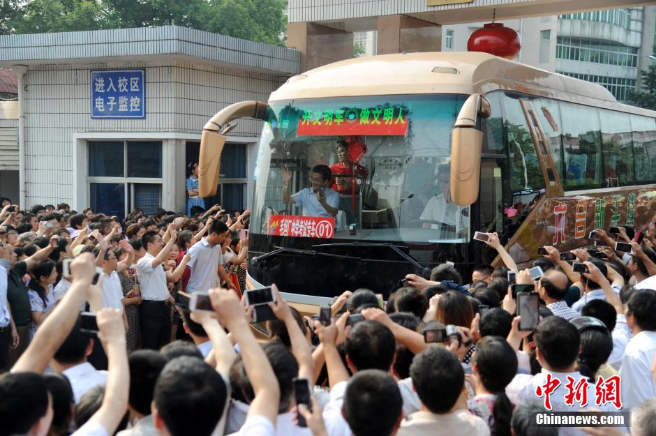 安徽毛坦廠中學(xué)考生趕考 萬余民眾“十里相送” 安徽毛坦廠中學(xué)考生趕考 萬余民眾“十里相送”