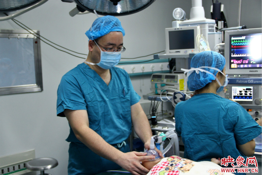 上午8點10分，小龍接受全身麻醉。