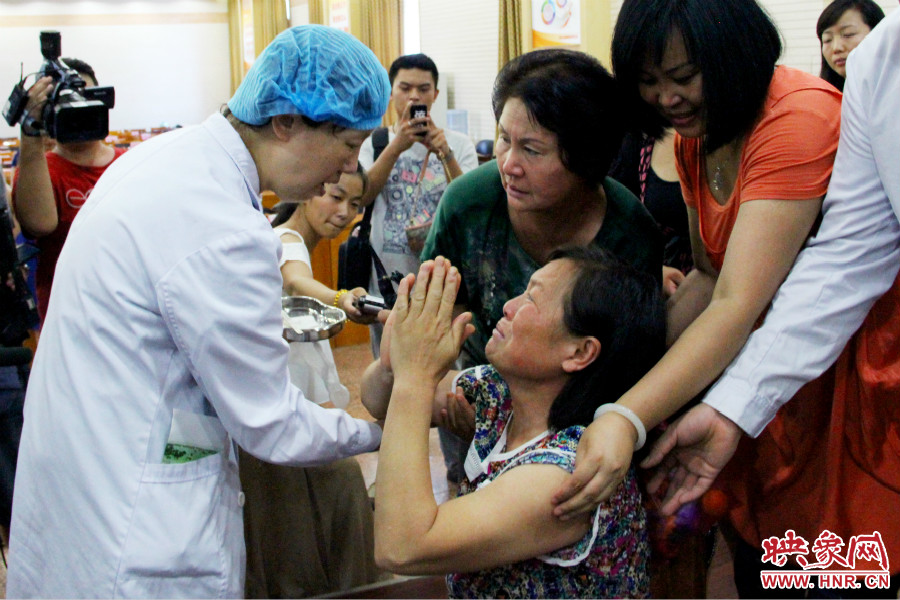 當?shù)弥↓埬X部的鋼針成功取出，馮書想的情緒有些激動。