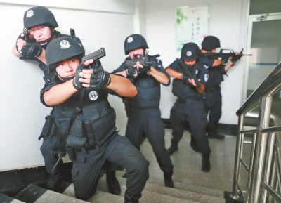 進(jìn)入樓道后，特警開(kāi)始地毯式搜索。