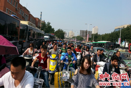 在一些易堵路段車(chē)輛仍然“寸步難行”。