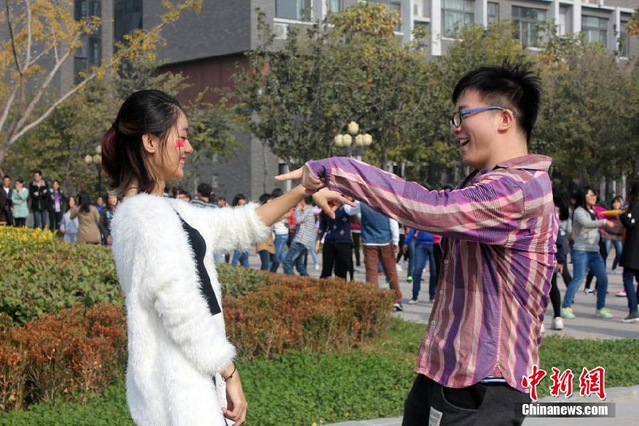 11月11日，河南財經(jīng)政法大學校園內，300名在校大學生在上演了一出“光棍”也瘋狂的“快閃”大戲。