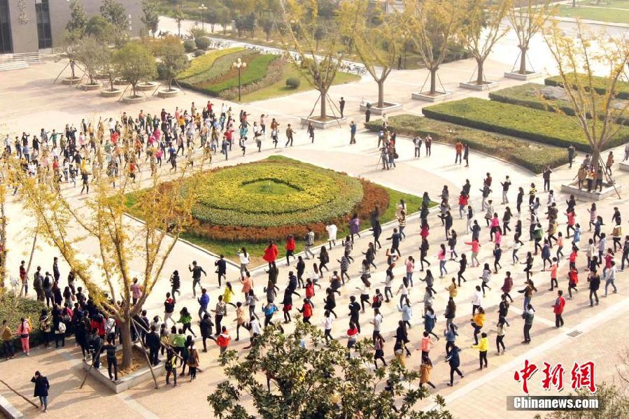 11月11日，河南財經(jīng)政法大學校園內，300名在校大學生在上演了一出“光棍”也瘋狂的“快閃”大戲。