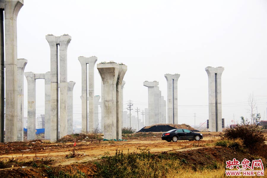 施工項(xiàng)目部偶爾會(huì)有車輛來往。