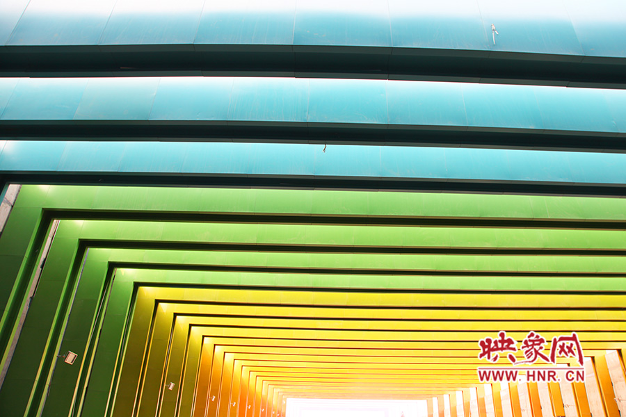 線條的明暗變化令人感覺夢(mèng)幻般神奇。