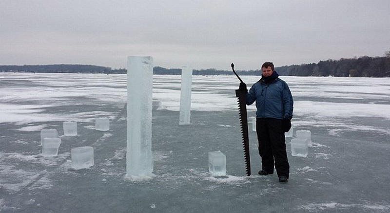 　這5名美國(guó)人使用鏈鋸和冰刀切割冰塊，用了2周時(shí)間才建成巨大的冰柱巨石陣。（網(wǎng)頁(yè)截圖）