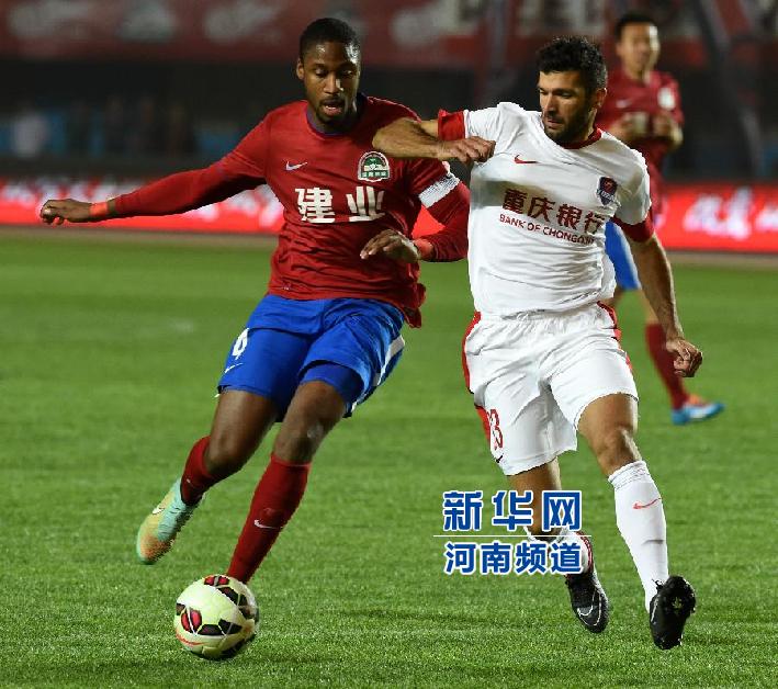 河南建業(yè)隊(duì)隊(duì)員戈麥斯（左）與重慶力帆隊(duì)隊(duì)員吉利奧蒂在比賽中拼搶。