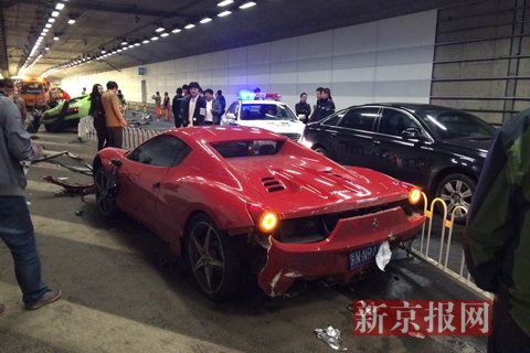 一輛蘭博基尼與一輛法拉利發(fā)生事故，現(xiàn)場(chǎng)狀況慘烈