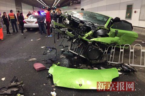 一輛蘭博基尼與一輛法拉利發(fā)生事故，現(xiàn)場(chǎng)狀況慘烈