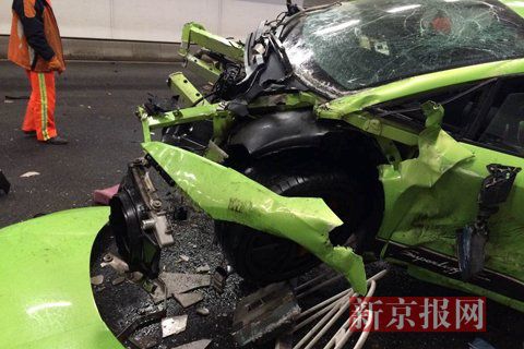一輛蘭博基尼與一輛法拉利發(fā)生事故，現(xiàn)場(chǎng)狀況慘烈