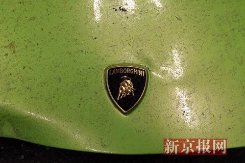 一輛蘭博基尼與一輛法拉利發(fā)生事故，現(xiàn)場(chǎng)狀況慘烈