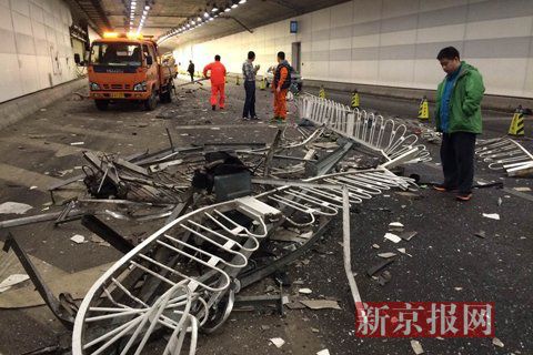 一輛蘭博基尼與一輛法拉利發(fā)生事故，現(xiàn)場(chǎng)狀況慘烈