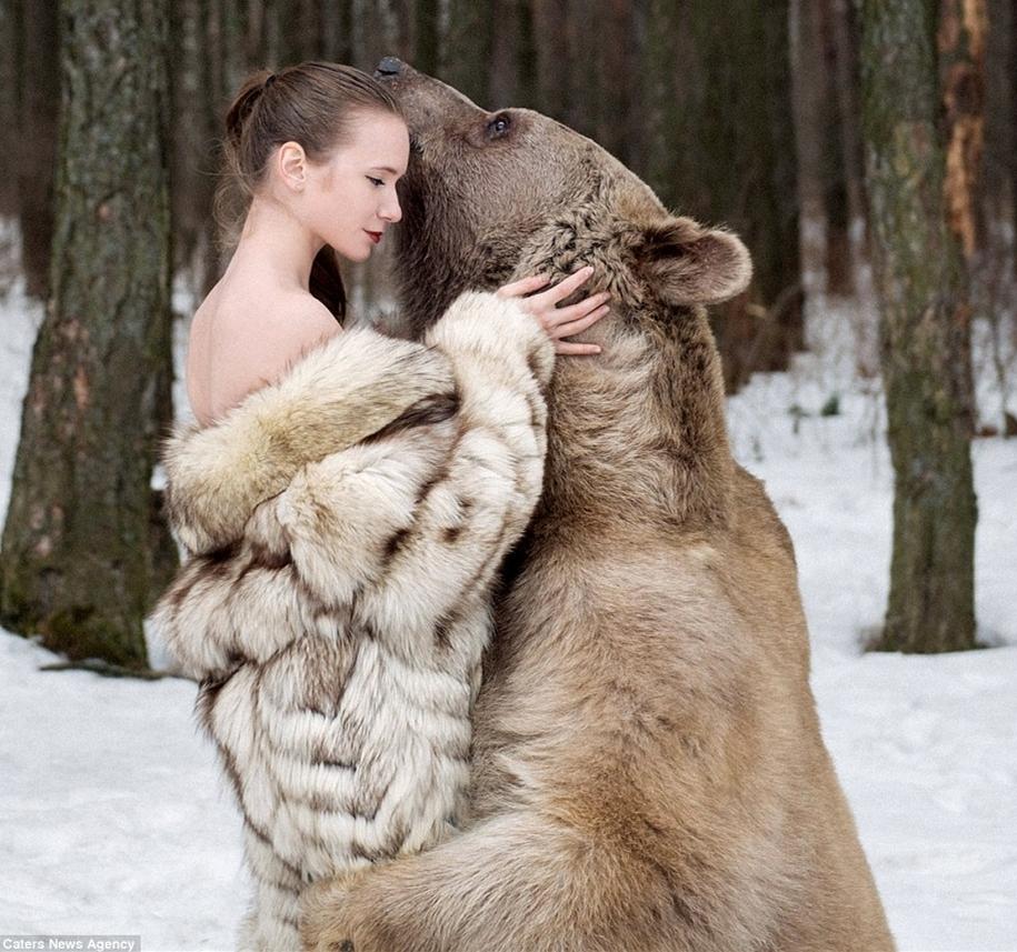 “明星”棕熊與性感女模擺拍 盡顯紳士風度 “明星”棕熊與性感女模擺拍 盡顯紳士風度