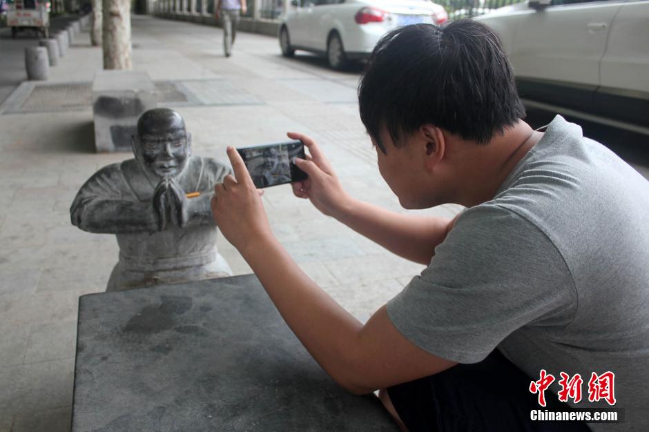 鄭州“少林武僧”石雕遭破壞 市民惋惜怒斥 鄭州“少林武僧”石雕遭破壞 市民惋惜怒斥