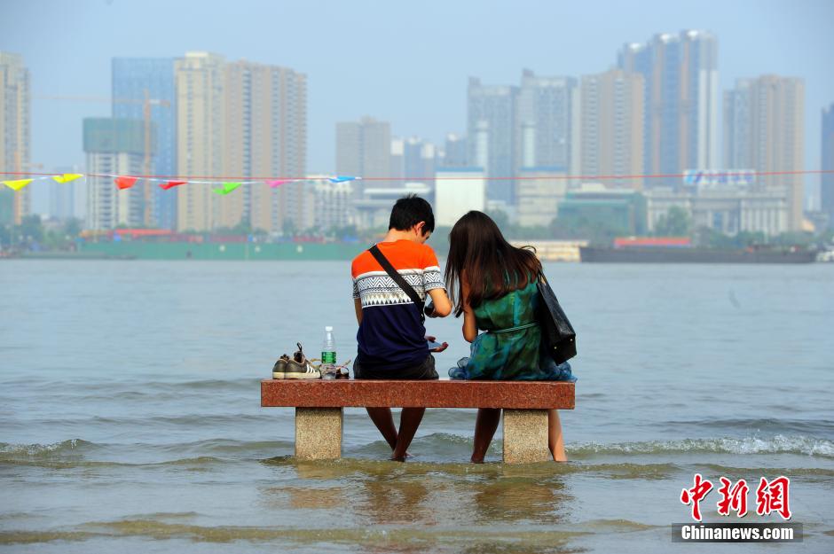 江武漢關(guān)水位超過25米“設(shè)防線” 民眾江邊戲水 江武漢關(guān)水位超過25米“設(shè)防線” 民眾江邊戲水