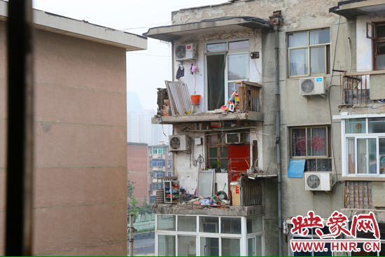 樓上多處陽臺(tái)出現(xiàn)裂縫，隨時(shí)有掉落危險(xiǎn)