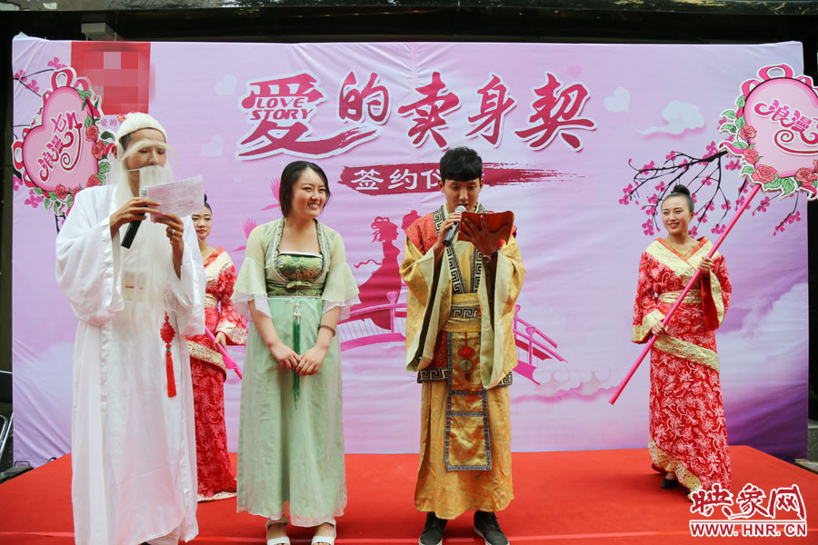 男子現(xiàn)場宣讀“賣身契”的內(nèi)容，讓大家作證。