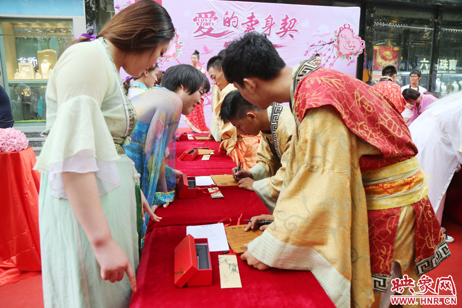 在“月老”的見證下，8名男子簽下代表真摯愛情的“賣身契”。