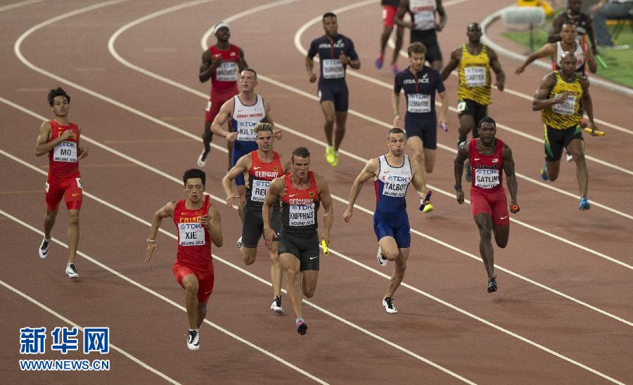 中國隊選手謝震業(yè)（左前）在比賽中。