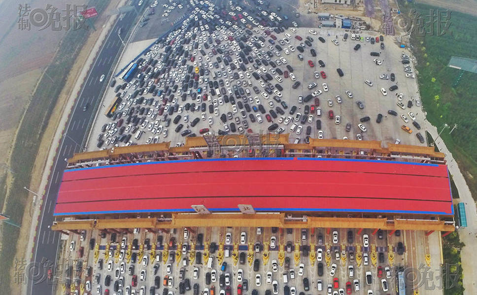 滯留的大批車輛。