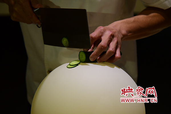 在面團(tuán)氣球上切菜。