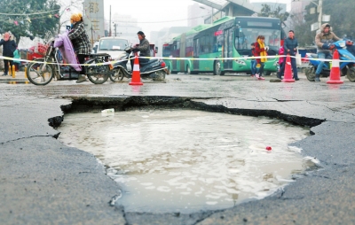 　路面陷了個大坑，下面是自來水公司的主管道。