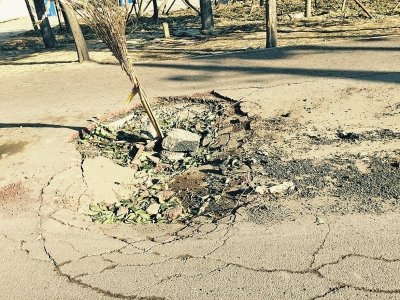 在路面正中間塌陷11平方米，最深處約半米深。