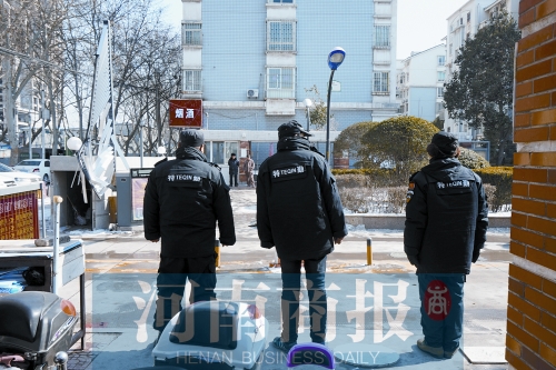 小區(qū)門口有兩撥保安把門，分屬不同的物業(yè)公司