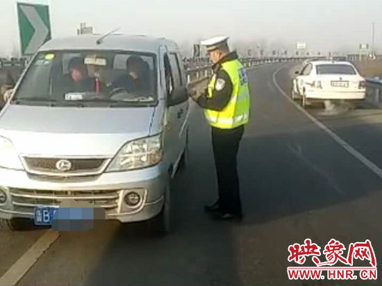 2月3日，一名男子因錯(cuò)過(guò)了路口不顧自身安全竟然在高速上逆行，被焦作高速交警逮個(gè)正著。