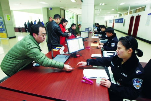 第一天上班來(lái)車管所辦理業(yè)務(wù)的人并不多 第一天上班來(lái)車管所辦理業(yè)務(wù)的人并不多